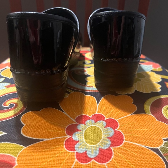 Dansko black patent leather closed-back clogs. Very good condition. Size 41 W - Picture 2 of 12